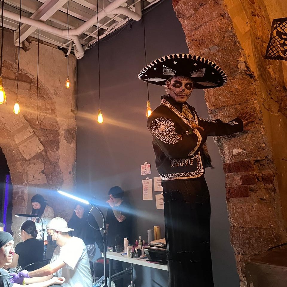 De calacas y colores logo