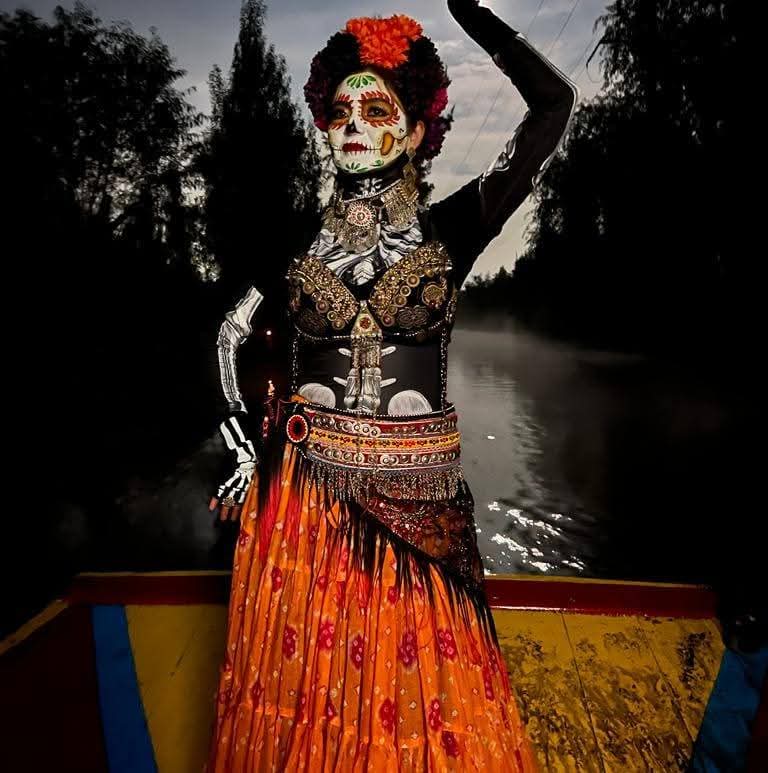 Compás árabe otoñal logo